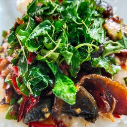 ข้าวราด กระเพาไข่เยี่ยวม้า