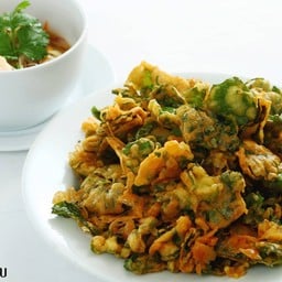 ยำผักบุ้งกรอบ