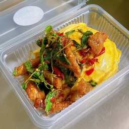 ข้าวกะเพราคอหมูทอด ไข่ข้น