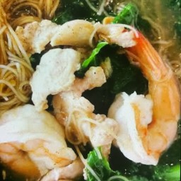 ราดหน้าเส้นหมี่กุ้ง