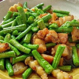 ข้าวราดหมูกรอบผัดถั่วฝักยาวน้ำมันหอย