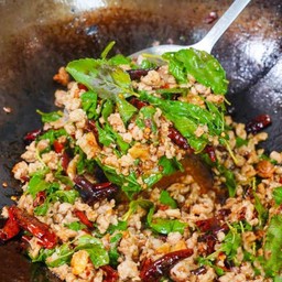 ข้าวกระเพราพริกแห้ง (เลือกเนื้อสัตว์)
