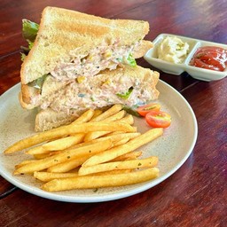 Sandwich tuna, corn salad, garlic tartar, chips