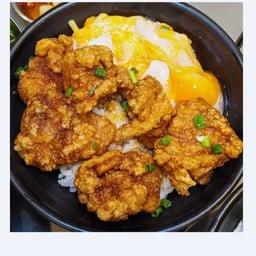 ข้าวไก่ทอดซอสสไปซี่ไข่ยู่ยี่
