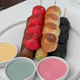 ต้องปัง (ขนมปังลูกชิ้น+นมสด) บรรทัดทอง