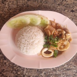 ข้าวปลาหมึกทอดกระเทียม