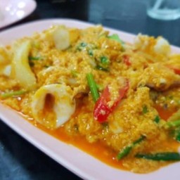ผัดผงกระหรี่ทะเล (กับข้าว)