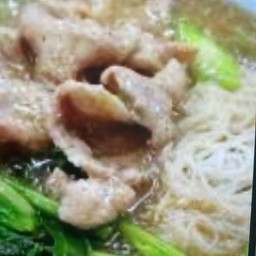 ราดหน้าเส้นหมี่หมูชิ้น