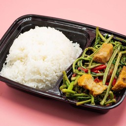 ข้าวกระเฉดหมูกรอบ