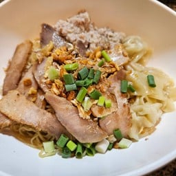 บุญเลิศ บะหมี่เกี๊ยวหมูย่างซีอิ๊ว Gaysorn Amarin