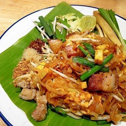 ผัดไทยหมูกรอบ