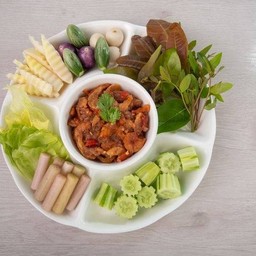 น้ำพริกกุ้งเสียบ พร้อมผักสด