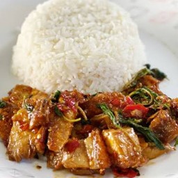 ข้าวกระเพราหมูกรอบ