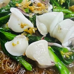 ราดหน้าเส้นหมี่ปลาหมึก