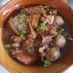 ก๋วยเตี๋ยวเนื้อตุ๋นลุงนัยโภชนา ซอยพัฒนาการ20แยก2ด้านหน้าคอนโดเกษมสุวรรณ7