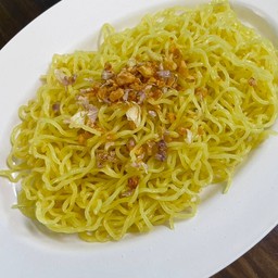 บะหมี่ไข่ปรุงรสโรยกระเทียมเจียว