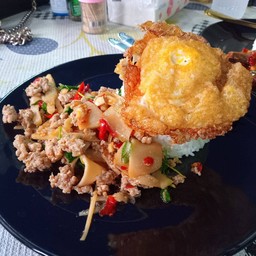 ผัดกะเพราหน่อไม้ดองใส่หมูสับราดข้าว+ไข่ดาว