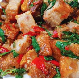 ผัดกระเพราหมูกรอบ (กับข้าว)