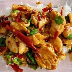 กะเพราไก่ ราดข้าว
