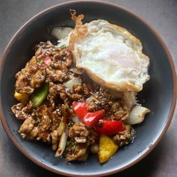 ข้าวเนื้อผัดพริกไทดำ + ไข่ดาว