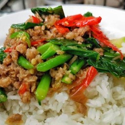 ผัดคะน้าหมูราดข้าว