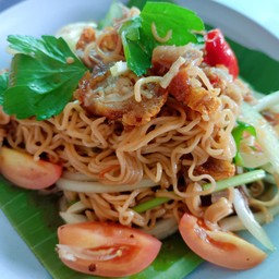 ยำมาม่าหมูกรอบปลาร้าน้ำนัว