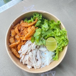 ก๋วยเตี๋ยวเส้นหมี่ไก่ฉีก - น้ำพริกแคปวัว (ฮาลาล) ลุมพินี วิลล์