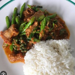 ข้าวผัดพริกแกงหมูกรอบ