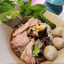 ก๋วยเตี๋ยวเนื้อ(เนื้อสด +ลูกชิ้น)