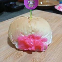 ขนมปังก้อน ไส้นมชมพู 1 ชิ้น