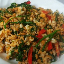 ข้าวหน้ากระเพราหมูสับชะอมใส่ไข่