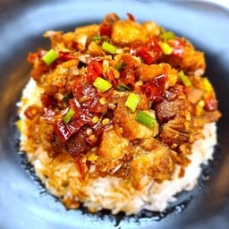 ข้าวราดหมูกรอบคั่วพริกเกลือ