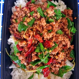 กะเพราเนื้อสับโคขุน ราดข้าว