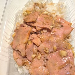 ผัดกระเทียมพริกไทยเบคอนหมูราดข้าว