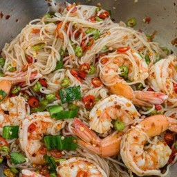 ยำขนมจีนกุ้งสุก