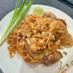 ผัดไทยเส้นจันทน์หมูหมัก