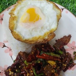 เนื้อแดดกะเพราพริกแห้งราดข้าว+ฟรีไข่ดาว