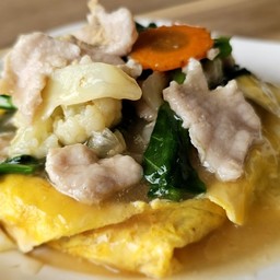 ราดหน้าไข่ห่อ