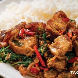 กระเพราหมูกรอบ + โค้กแก้วโอ่ง