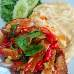 ข้าวไข่ข้นไก่กรอบราดพริก