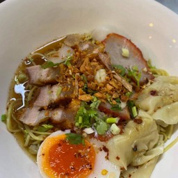 บะหมี่สดเกี๊ยวหมูแดง หมูกรอบต้มยำมะนาว