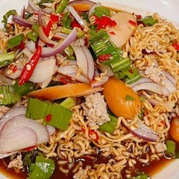 ยำมาม่าหมูสับ