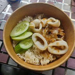 ข้าวปลาหมึกทอดกระเทียม