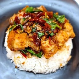 ข้าวราดกะเพราหมูกรอบ