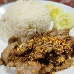 ข้าวราดกระเทียมพริกไทย