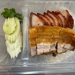 กับข้าว หมูแดง หมูกรอบ พร้อมน้ำราดหมูแดง