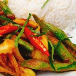 ผัดพริกแกงปลาหมึก