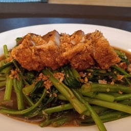 ผัดผักบุ้งไฟแดงหมูกรอบ