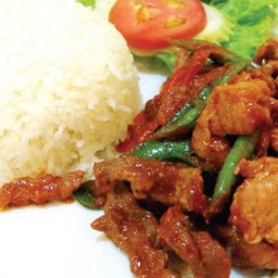 ผัดพริกแกงหมูกรอบ + โค้กแก้วโอ่ง