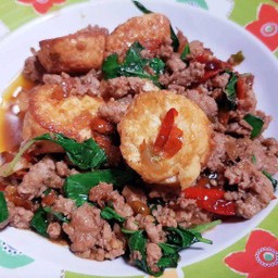 กะเพราเต้าหู้ไข่หมูสับ ราดข้าว